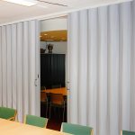 Белая мягкая раздвижная перегородка для отделения зоны переговоров