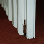 Белая мягкая раздвижная перегородка для отделения зоны переговоров