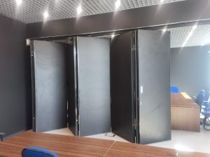 Черная раздвижная перегородка для офиса