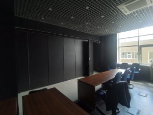 Черная раздвижная перегородка для офиса