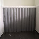 Мягкая черная перегородка для отделения технических служб