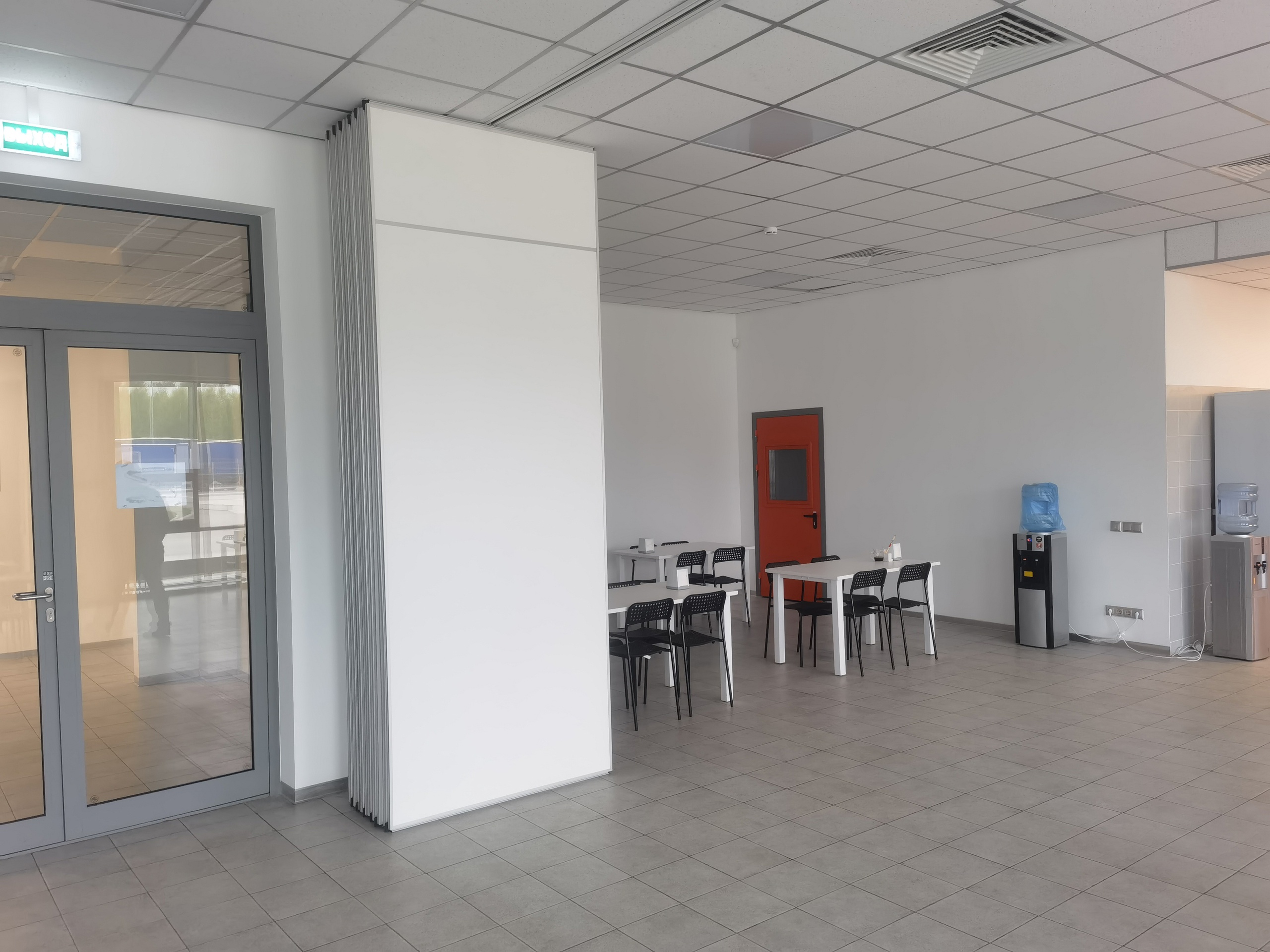 Данная раздвижная перегородка выполнена из Белого ЛДСП, звукоизоляция 41ДБ, Высота 3600 длина 7100