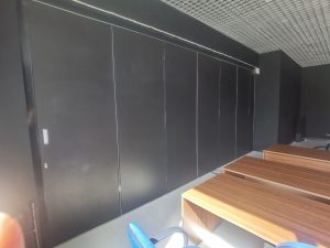 Черная раздвижная перегородка для офиса