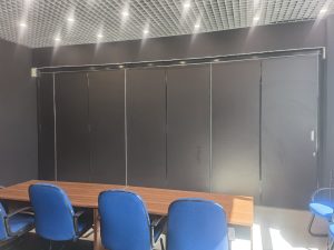 Черная раздвижная перегородка для офиса