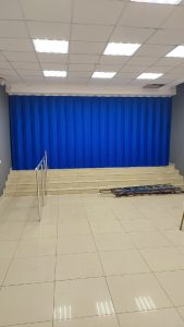 Синяя мягкая раздвижная перегородка для столовой