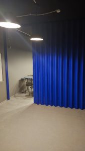 Синяя мягкая раздвижная перегородка для столовой