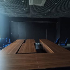 Черная раздвижная перегородка для офиса