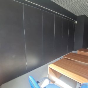 Черная раздвижная перегородка для офиса