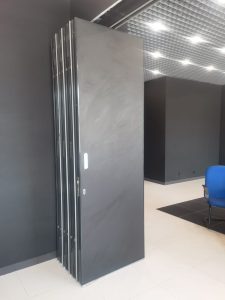 Черная раздвижная перегородка для офиса