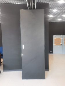 Черная раздвижная перегородка для офиса