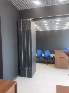 Черная раздвижная перегородка для офиса