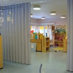 Серая мягкая раздвижная перегородка для детского центра