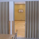 Серая мягкая раздвижная перегородка для детского центра