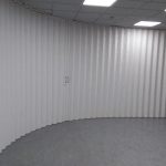 Серая мягкая раздвижная перегородка для детского центра