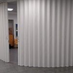 Серая мягкая раздвижная перегородка для детского центра