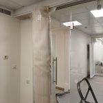 Разделение пространства на отдельные зоны мягкой перегородкой в больнице