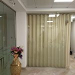 Разделение пространства на отдельные зоны мягкой перегородкой в больнице