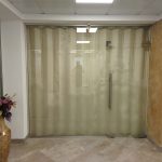 Разделение пространства на отдельные зоны мягкой перегородкой в больнице