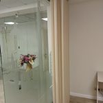 Разделение пространства на отдельные зоны мягкой перегородкой в больнице