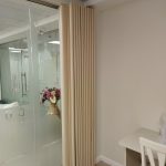 Разделение пространства на отдельные зоны мягкой перегородкой в больнице