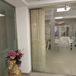 Разделение пространства на отдельные зоны мягкой перегородкой в больнице