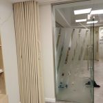 Разделение пространства на отдельные зоны мягкой перегородкой в больнице