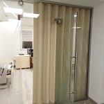 Разделение пространства на отдельные зоны мягкой перегородкой в больнице