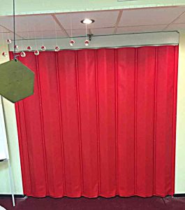 Красная мягкая раздвижная перегородка для офиса