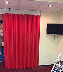 Красная мягкая раздвижная перегородка для офиса