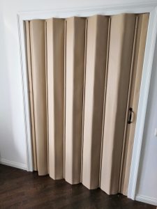 Желтая мягкая раздвижная перегородка для кухни в частной квартире