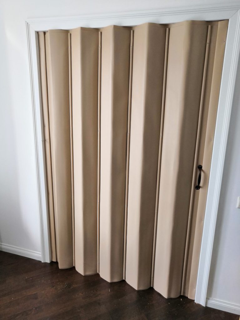 Желтая мягкая раздвижная перегородка для кухни в частной квартире