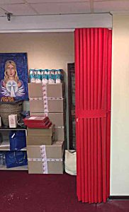 Красная мягкая раздвижная перегородка для офиса