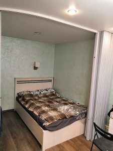 Серая мягкая перегородка в квартире для отделения спальной зоны