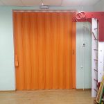 Оранжевая раздвижная мягкая перегородка для фитнес комнаты.