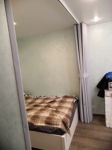 Серая мягкая перегородка в квартире для отделения спальной зоны