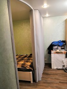 Серая мягкая перегородка в квартире для отделения спальной зоны