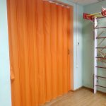 Оранжевая раздвижная мягкая перегородка для фитнес комнаты.