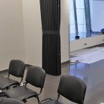 Черная мягкая перегородка для разделения лекционного пространства для офиса