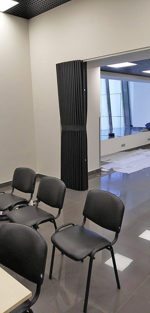 Черная мягкая перегородка для разделения лекционного пространства для офиса