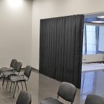 Черная мягкая перегородка для разделения лекционного пространства для офиса