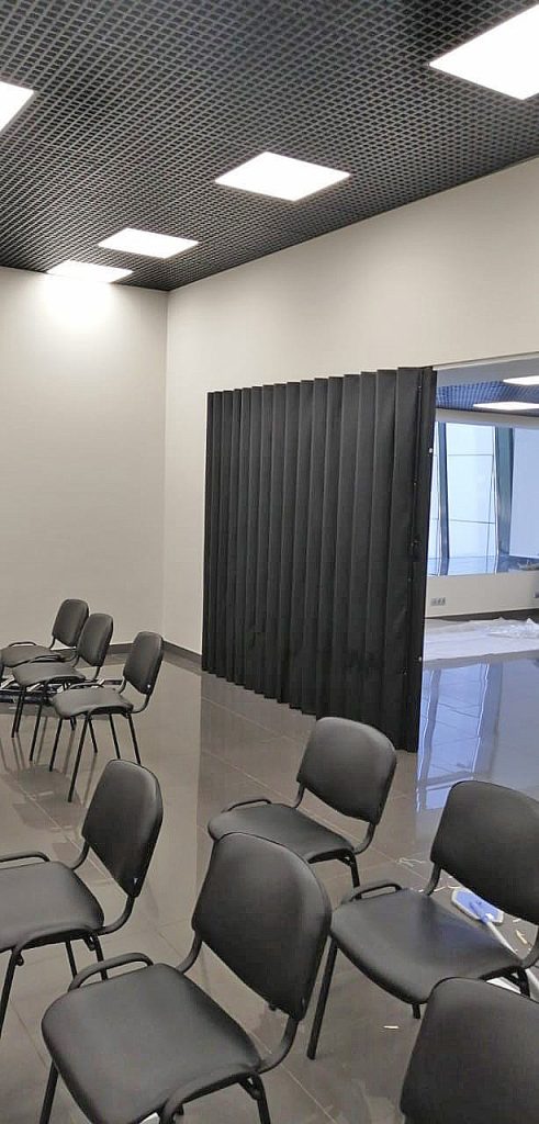 Черная мягкая перегородка для разделения лекционного пространства для офиса