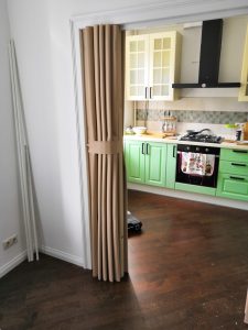 Желтая мягкая раздвижная перегородка для кухни в частной квартире