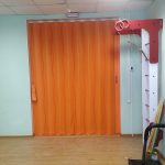 Оранжевая раздвижная мягкая перегородка для фитнес комнаты.