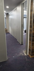 Серая раздвижная стена Антей для зоны переговоров в офисе