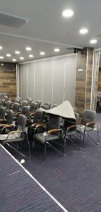 Серая раздвижная стена Антей для зоны переговоров в офисе