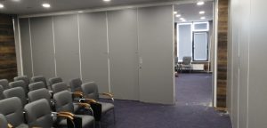 Серая раздвижная стена Антей для зоны переговоров в офисе