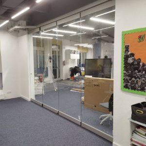 Преображение пространства: Стеклянная раздвижная перегородка в Британской школе Санкт-Петербурга