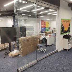 Преображение пространства: Стеклянная раздвижная перегородка в Британской школе Санкт-Петербурга