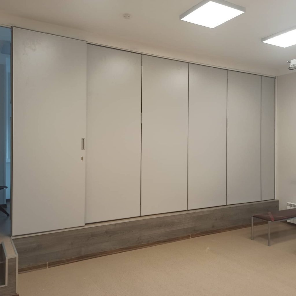 Раздвижная перегородка на сцене частной школы Шамир в Санкт-Петербурге.