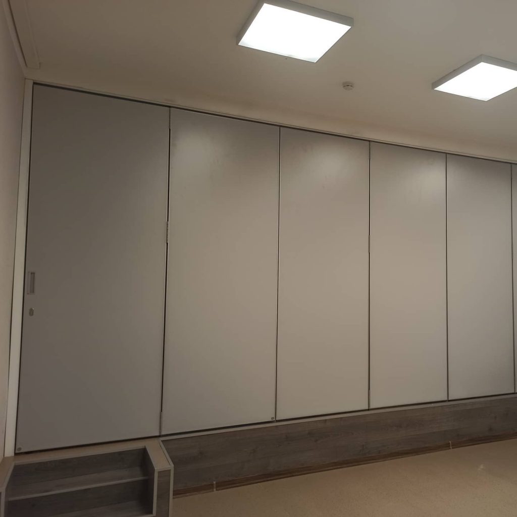 Раздвижная перегородка на сцене частной школы Шамир в Санкт-Петербурге.